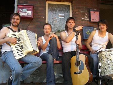Martha und die Musikmalocher (von links: Martin Kaufmann, Akkordeon; Martina Kathage, Gesang; Jörg Leineweber, Gitarre und Jörg Maier, Schlagzeug) spielen Arbeiterlieder in der Maschinenhalle des Schiffshebewerks.          <br>   Foto: LWL<br />