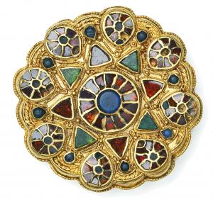 Diese Goldscheibenfibel fanden die Archäologen in Grab 165.    <br>Foto: LWL    <br />