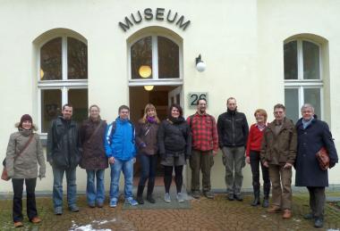 Prof. Dr. Kersting (v.r.n.l.), Wolf Mathes und Cordula Schräder mit Studierenden der WWU vor dem Eingang des Psychiatriemuseums der LWL-Klinik Warstein.  <br> Foto: LWL    <br />