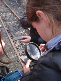 Mit der Lupe auf Spurensuche. <br>Foto: LWL<br />