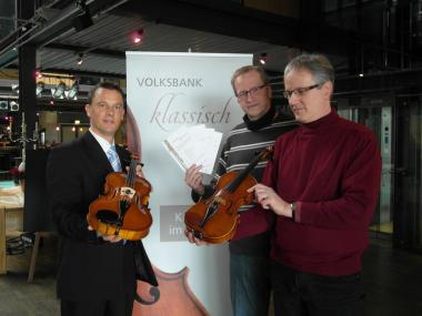 Peter Hilgers (Rhein-Ruhr-Philharmonie), Robert Laube (LWL-Industriemuseum) und Thomas Alexander (Volksbank Sprockhövel-Hattingen) präsentieren die Solo-Instrumente des Konzerts, Violine und Viola (v.r.n.l.). <br>Foto: LWL<br />