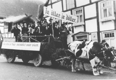 Mit zwei Kuhstärken rollte dieser Rosenmontagswagen 1952 durch (Warstein-)Belecke. Zuvor gab es im Hochsauerland den Brauch des Zehenbeißens, von dem aber keine Fotos überliefert sind.  <br> Repro: LWL<br />