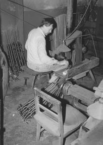 Rainer Ohliger in seiner Werkstatt vor dem Schleifstein mit der Absaugung. <br>Foto: LVR-Industriemuseum<br />