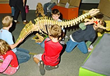 Beim Zusammenbasteln von Dinoskeletten können die jungen Diinofans ihr Geschick beweisen. <br>Foto: LWL/Thomas<br />