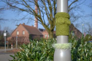 Maschentrend Strick-Graffiti ¿ eingestrickter Laternenpfahl auf dem Parkplatz des Textilmuseums. Foto: LWL
