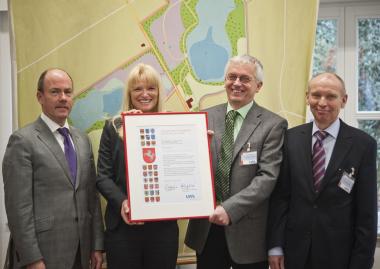 LWL-Kulturdezernentin Dr. Barbara Rüschoff-Thale übergibt eine Urkunde zum 50-jährigen Bestehen der Außenstelle an Dr. Heinrich Terlutter, Außenstellendirektor (2.v.r.). Zu sehen sind außerdem: Thomas Kubendorff, Landrat des Kreises Steinfurt (l.), und Dr. Alfred Hendricks, Museumsdirektor (r.).<br>Foto: LWL/Oblonczyk<br />