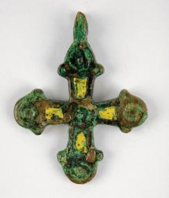 Dieser bronzene Kreuzanhänger mit Emaille aus dem ukrainischen Peresopnica ist zur Zeit in der Sonderausstellung "Schätze des Mittelalters" zu sehen. <br>Foto: Roman Soful/Staatliches Archäologisches Museum Warschau.<br />