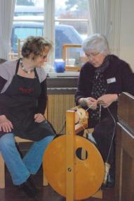 Teilnehmer des Workshops erhalten Einblicke in das Handspinnen. <br>Foto: LWL<br />