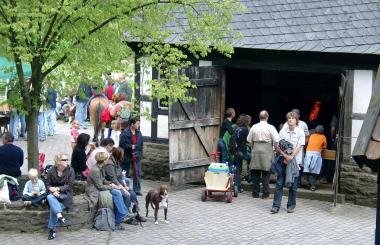 An der Nagelschmiede herrscht oft reger Betrieb, wenn der Mitarbeiter zeigt, wie Nägel geschmiedet werden.<br>Foto: LWL-Freilichtmuseum Hagen<br />