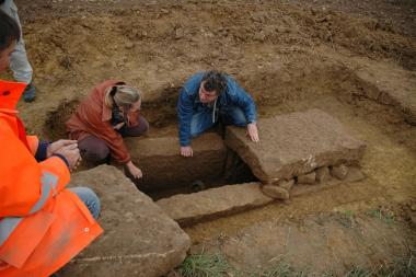 Die Archäologen bei der Erstuntersuchung des "Lochs im Acker".<br>Naturzentrum Eifel, Nettersheim / I. Ristow<br /><br><i>Bitte klicken Sie auf das obere Bild, um sich den Film anzuschauen.</i><br />