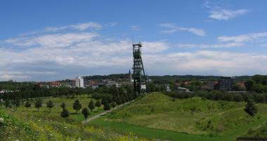 Blick mit symbolischer Bedeutung auf die ehemalige Zeche Erin und die Altstadt von Castrop-Rauxel. Das Zechengelände wurde in einen modernen Gewerbepark und ein Dienstleistungszentrum umgewandelt. <br>Foto: LWL/Höhn<br />