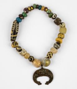 Mittelalterliche Glasperlenkette mit Bronzeanhänger aus der Sonderausstellung "Schätze des Mittelalters". <br>Foto: R. Soful. <br />