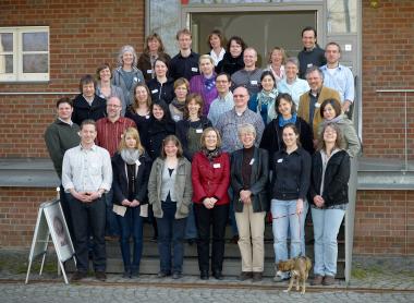Frau Dr. Birgit Münz-Vierboom (vorne Mitte), Leiterin der Zentralen Dienste der LWL-Archäologie für Westfalen, begrüßte über 30 Fachrestauratoren in Münster. <br>Foto: LWL/Stefan Brentführer.<br />