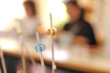 Die Kinder können der Filzschmuck abschließend mit bunten Perlen verzieren. <br>Foto: LWL<br />