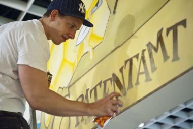 Der Graffiti-Künstler Andreas Plautz vervollständigt das neue Highlight der Sonderausstellung "Bionik- Patente der Natur" - eine Graffiti-Wand im Eingangsbereich der Ausstellung.<br>Foto: LWL/Oblonczyk<br />