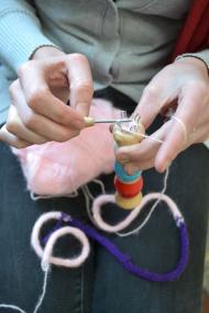 Hier war schon jemand fleißig: Ein langer dünner Schlauch schaut aus dem unteren Ende der Strickliesel heraus. <br>Foto: LWL<br />