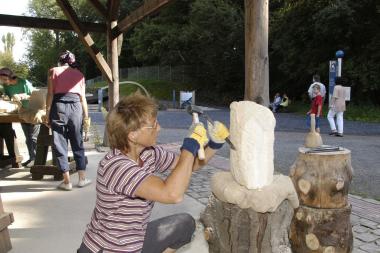Sandstein kreativ bearbeiten. Teilnehmer beim Bildhauerworkshop im LWL-Industriemuseum Zeche Nachtigall. <br>Foto: LWL/Hudemann<br />