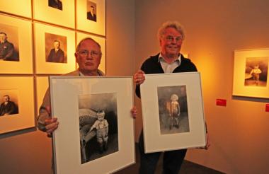 Zwei ¿Starke Männer¿: Walter Kubasik und Herbert Johannes Dieker (v.l). zeigen in der Ausstellungsscheune Westendorf im LWL-Freilichtmuseum Detmold ihre Porträts. <br>Foto: LWL/Jähne<br />