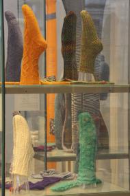 Sockenkreationen von Strickerin und Wollfärberin Margarete Dolff. Zu sehen in der Ausstellung ¿Verstrickungen¿. <br>Foto: LWL/Holtappels<br />