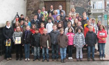 Schüler der 4. Klassen der Grundschule Petrifeld gingen auf Entdeckungsreise. Mit im Bild: die Lehrerinnen Manuela Seeboth und Sonja Lammert sowie der stellvertretende Bürgermeister Werner Böhler sowie von der LWL-Denkmalpflege Bettina Heine-Hippler und Eberhard Eickhoff.<br>Foto: Stadt Höxter<br />