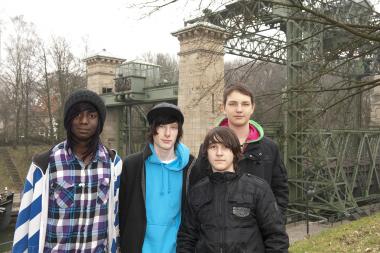 Die Schüler der Droste-Hülshoff-Realschule aus Dortmund bei ihrem Besuch im LWL-Industriemuseum Schiffshebewerk Henrichenburg. <br>Foto: LWL/Hudemann <br />