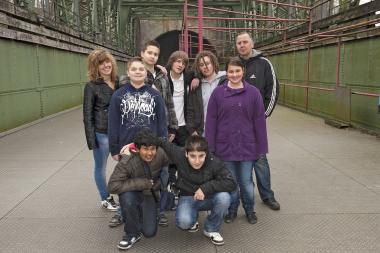 Die Schüler der Hauptschule an der Emmastraße aus Gelsenkirchen mit ihrem Musiklehrer Ulrich Oderwald bei der klanglichen Erforschung des LWL-Industriemuseums Schiffshebewerk Henrichenburg. <br>Foto: LWL/Hudemann<br />