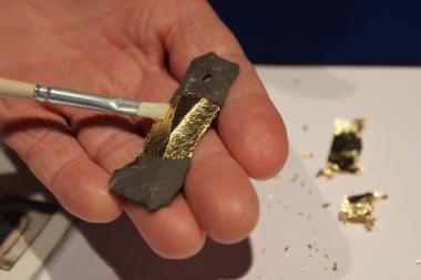Mit hauchdünner Goldfolie werden Naturmaterialien kunstvoll veredelt. <br>Foto: Pia Kodalle<br />
