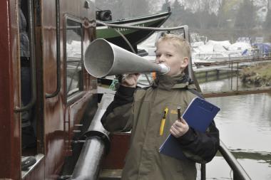 Die Schüler des Städtischen Ratsgymnasiums aus Gladbeck erkunden das Museumsschiff Franz Christian bei ihrem Besuch im LWL-Industriemuseum Schiffshebewerk Henrichenburg. Sie konnten bereits erste Inspirationen für ihre Kompositionen finden. <br>Foto: LWL/Hudemann<br />
