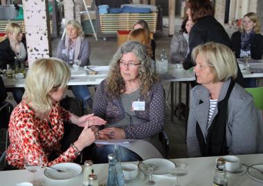 LWL-Museumspädagogin im Gespräch mit Lehrerinnen bei der Lehrerfortbildung ¿Blick hinter die Kulissen¿ in der Spinnerei Herding des LWL-Textilmuseums Bocholt. <br>Foto: LWL/Holtappels <br />