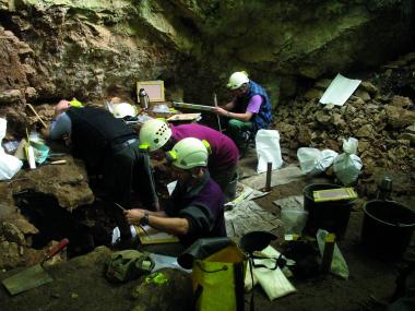 Höhlenforscher bei der Arbeit. Funde der Ausgrabungen in der Hagener Blätterhöhle werden im LWL-Museum für Archäologie in Herne gezeigt . <br>Foto: Historisches Centrum Hagen/J. Orschiedt<br />