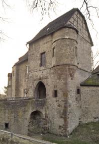 Das Torhaus der Burg Dringenberg, in der jetzt das mittelalterliche ¿Verbotsschild¿ entdeckt wurde. <br>Foto: LWL<br />