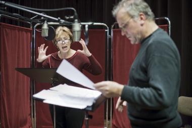 Etwas für die Ohren gibt es bei den Hörspielen unterm Sternenhimmel, die im Mai unter dem Motto ¿Liebe und Märchen¿ stehen. Leslie Malton und Robert Matejka bei der Aufnahme des Hörspiels 1001-Nacht. <br>Foto: Deutschlandradio, Sabine Sauer<br />