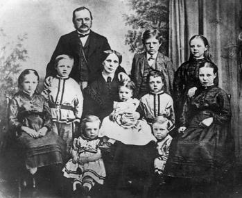 Das Herrenhaus wurde bis 1879 von Familie Schrader bewohnt. Familienfoto 1872. <br>Foto: LWL<br />
