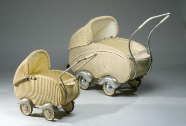Wie die Großen, so die Kleinen: Kinder- und Puppenwagen aus den 1950er Jahren.<br> Foto LWL<br />
