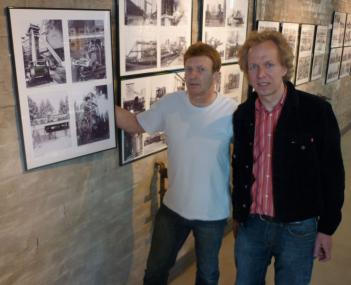 Kurator Norbert Meier (l.) und Thomas Jasper vom Stadtarchiv Castrop-Rauxel bei der Präsentation der Ausstellung auf der Galerie der historischen Zechenwerkstatt. <br>Foto: LWL <br />