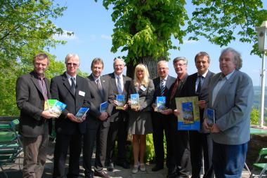 Freuten sich über den neuen Wanderführer: (v.l.) Dr. Roland Siekmann, Horst Gerbaulet, Friedhelm Spieker, Wolfgang Schmitz, Dr. Barbara Rüschoff-Thale, Dr. Karl Schneider, Friedel Heuwinkel, Burkhard Deppe und Helmut Bangert. <br><b><i>Ausführliche Bildunterzeile am Ende des Pressetextes.<br /></i></b>Foto: LWL/Werner