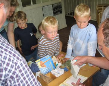 Stoffmuster an der richtigen Stelle ins Musterbuch kleben - das ist eine der kniffeligen Rallye-Aufgaben. <br>Foto: LWL<br />