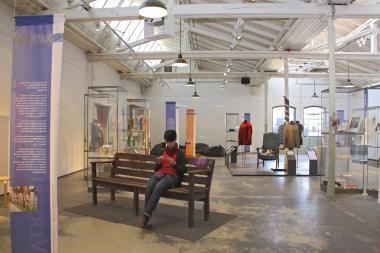 Blick in die Ausstellung ¿Verstrickungen¿ ¿ auch an einladende Plätze zum Stricken wurde gedacht. <br>Foto: LWL<br />