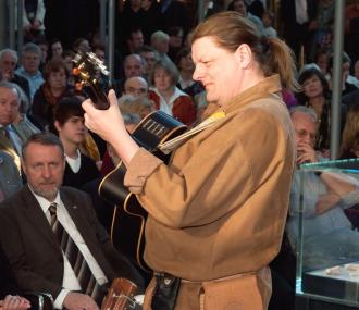 Ganz neu im Führungsangebot des Museums: Eine archäologisch-musikalische Zeitreise mit dem Gitarristen Michael Völkel durch die Sonderausstellung "Fundgeschichten". <br>Foto: LWL/S. Brentführer<br />