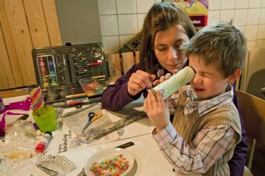 Perlen, Farben und buntes Papier ¿ in der Kinderwerkstatt der Zeche Zollern können Kinder ihrer Kreativität freien Lauf lassen. <br>Foto: LWL<br />