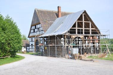 An der Scheune Siemensmeyer im Paderborner Dorf können Besucher am Sonntag einen Blick ¿hinter die Kulissen¿ werfen, wenn die Gebäuderestauratoren des LWL-Freilichtmuseums Detmold ihre Arbeiten direkt am Objekt erläutern. <br>Foto: LWL<br />