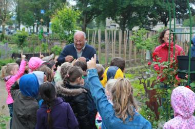 Pietro Basile zeigt den Kindern des Johanneskindergartens den Mehrgenerationengarten in Lippstadt. <br>Foto: LWL/Hammes<br />