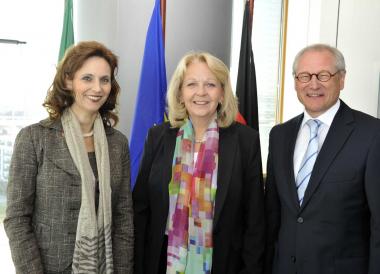 Ulrike Lubek, LVR, Ministerpräsidentin Hannelore Kraft und Dr. Wolfgang Kirsch, LWL (v.l.).<br>Foto: Staatskanzlei Nordrhein-Westfalen/Wilfried Meyer <br />