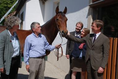 Ausstellungskuratorin Agnes Sternschulte, Züchter Karl-Ludwig Lackner, Museumsleiter Dr. Jan Carstensen,  Ausstellungskuratorin Dr. Kirsten Bernhardt und Stephan Prinz zur Lippe (v. l.) ließen Stute Griseldis auch einen Blick von außen in die neue Dauerausstellung in der ehemaligen Fasanerie werfen.<br> Foto:LWL<br />