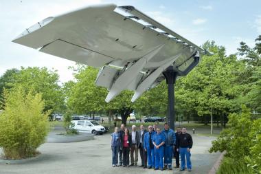 Abschlussbild - Die Ausstellungsmacher, Friederike Ehn, Dr. Jan Ole Kriegs, Dr. Anika Seyfferth (v.li.) sowie das Team rund um Christoph Zapf (5.v.li.) von Airbus aus Bremen freuen sich, dass der Aufbau der Airbus-Tragfläche auf dem Museumsvorplatz so gut geklappt hat. <br>Foto: Oblonczyk, LWL<br />