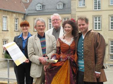 Jedermann (Stefan Cordes) und die Buhlschaft (Olga Weiss), Darsteller der Schauspielproduktion des Dalheimer Sommers, präsentieren gemeinsam mit Museumsdirektorin Dr. Julia Hallenkamp-Lumpe (l.), Intendant Dr. Wolfgang Kühnhold (2. v.l.) und Prof. Dr. Hans-Dieter Rinkens (Mitte) das Programm zum Festivaljubiläum. <br>Foto: LWL/Maria Tillmann<br />