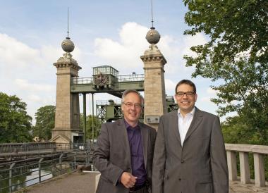 Dirk Zache (l.) und Dr. Arnulf Siebeneicker unternahmen am ersten Arbeitstag des neuen Museumsleiters einen ausgiebigen Rundgang durch das LWL-Industriemuseum.<br>Foto: LWL/Hudemann<br />