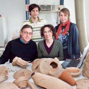 Das internatonale Forschungsteam, das im Auftag der LWL-Archäologie für Westfalen mehr als 2000 römische Amphoren untersucht v.l.n.r.: Dr. Patrick Monsieur, Horacio Gonzalez,  Dr. Bettina Tremmel (LWL-Archäologie für Westfalen), Lisa Franzke; <br>Foto: LWL/S. Brentführer  <br />