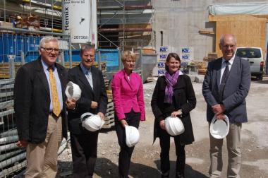 Regierungsvizepräsidentin Dorothee Feller-Elverfeld (Mitte) besichtigte am Mittwoch die Baustelle des neuen LWL-Landesmuseums. Mit im Bild (v.l.) Hans-Peter Boer, Dr. Hermann Arnhold, Judith Pirscher und Michael Dauskardt. <br>Foto: LWL<br />