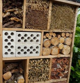Unterschlupf für Insekten. Die Teilnehmer bauen eine kleinere Version für daheim. <br>Foto: LWL<br />
